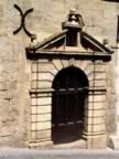 La porte de la maison renaissance et son fronton (68kb)